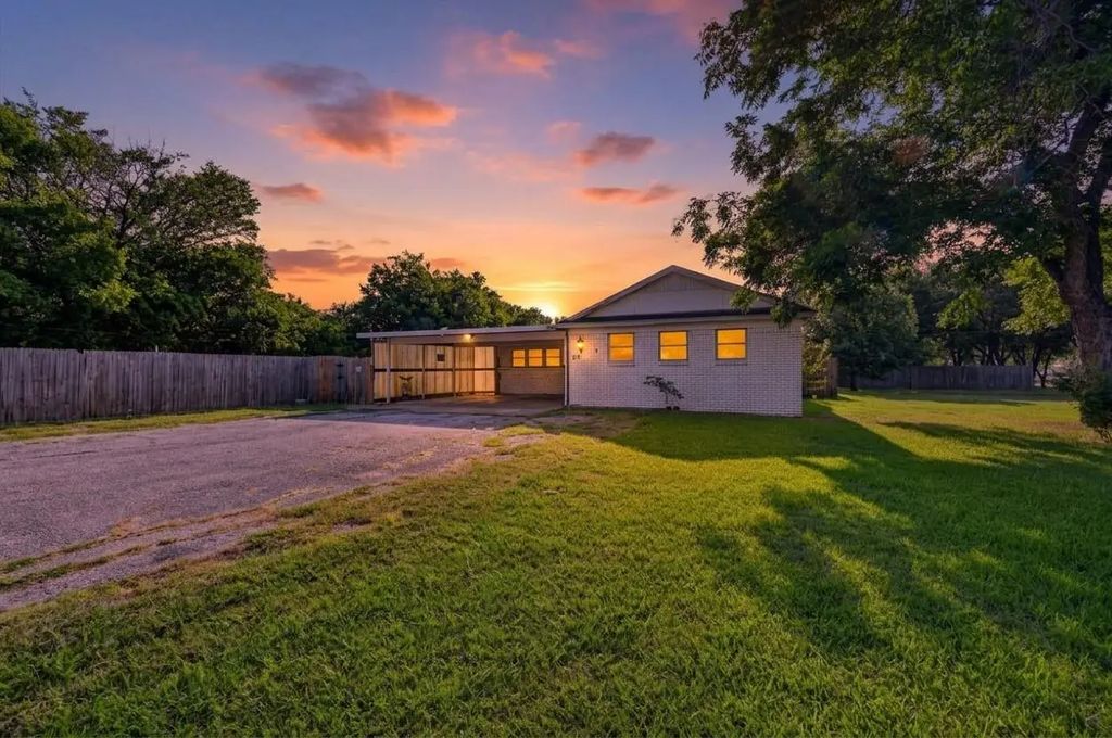 620 W Main Street, Crowley