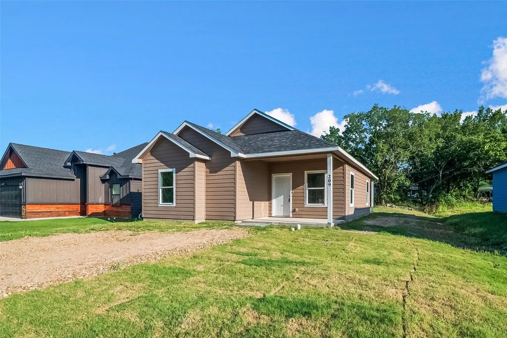 209 W Elm Street, Whitewright