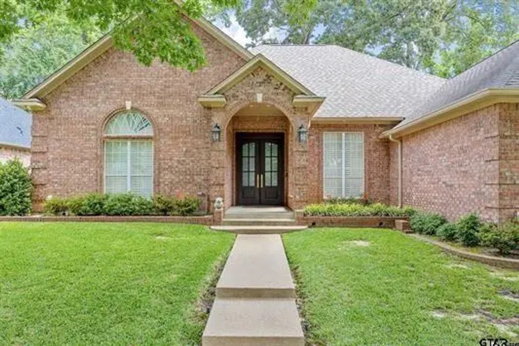 1413 Holly Creek Drive, Tyler