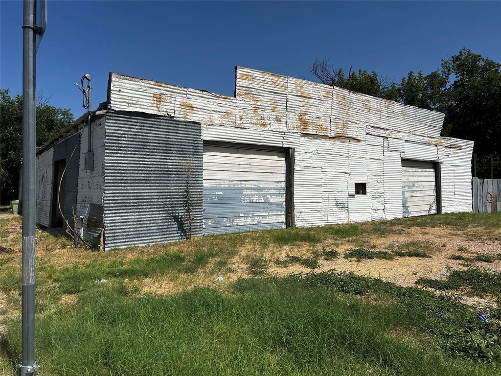 515 & 516 N Neches, Coleman