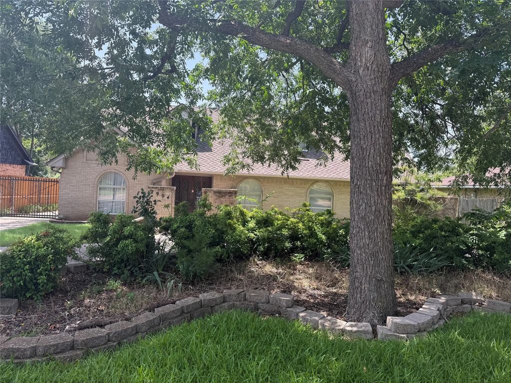 2904 Bridal Wreath Lane, Dallas
