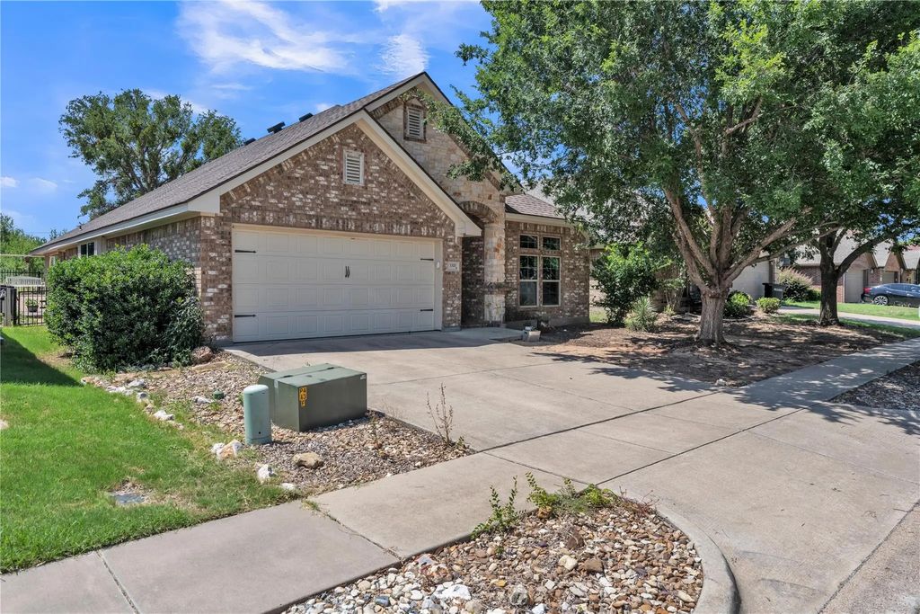 1321 Lauren Lane, Granbury