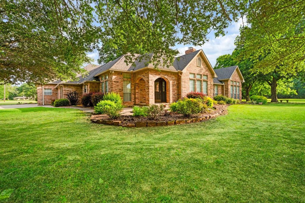4585 Farm Road 195, Paris
