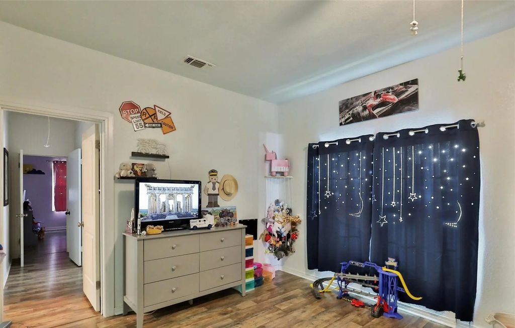 510 W Plummer Street, Eastland