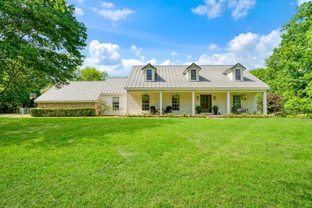 1269 County Road 12650, Paris