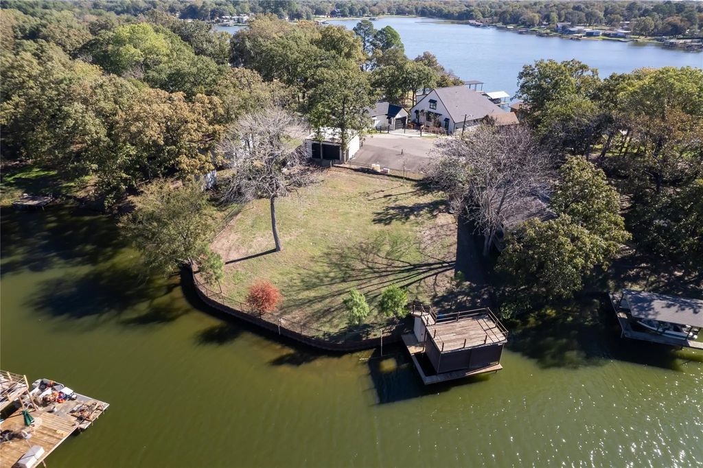 195 Lake Creek Drive, Mabank