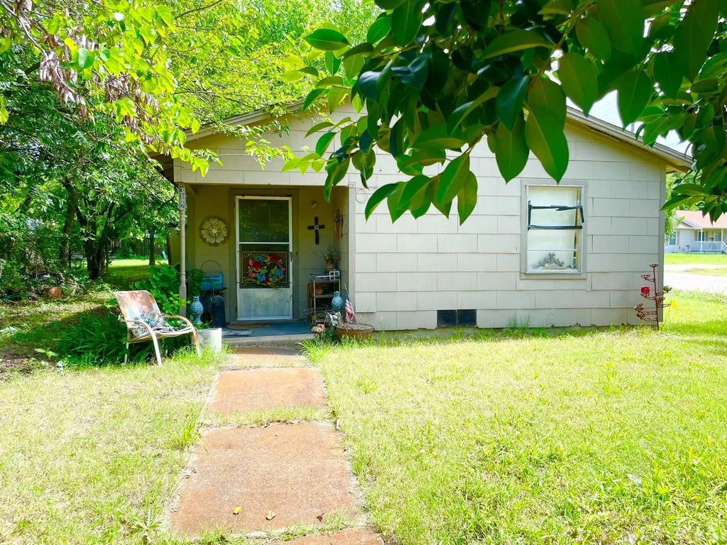312 E Elm Street, Celina