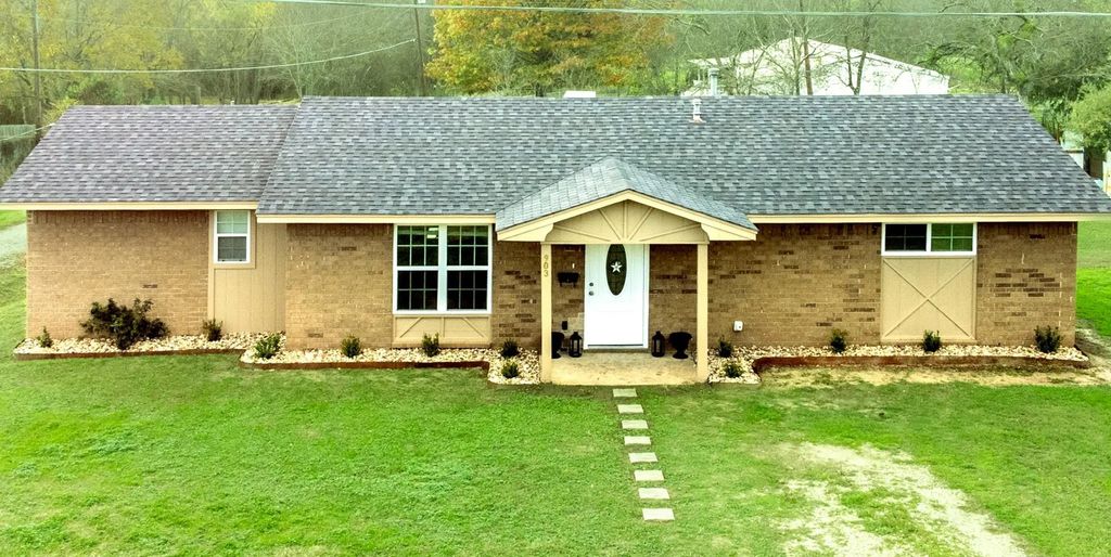 903 N Kaufman, Mexia