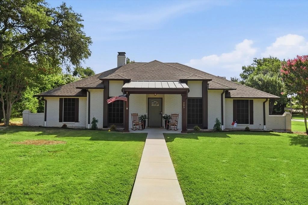 205 N Forest Lane, Double Oak