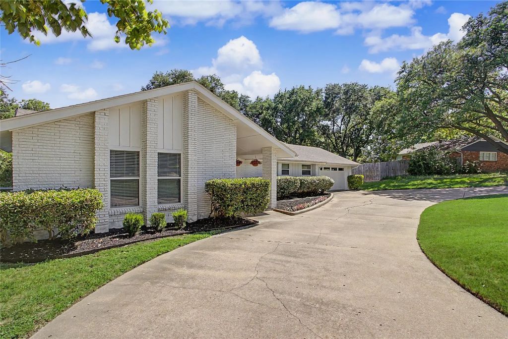 1921 Dakar Road E, Fort Worth