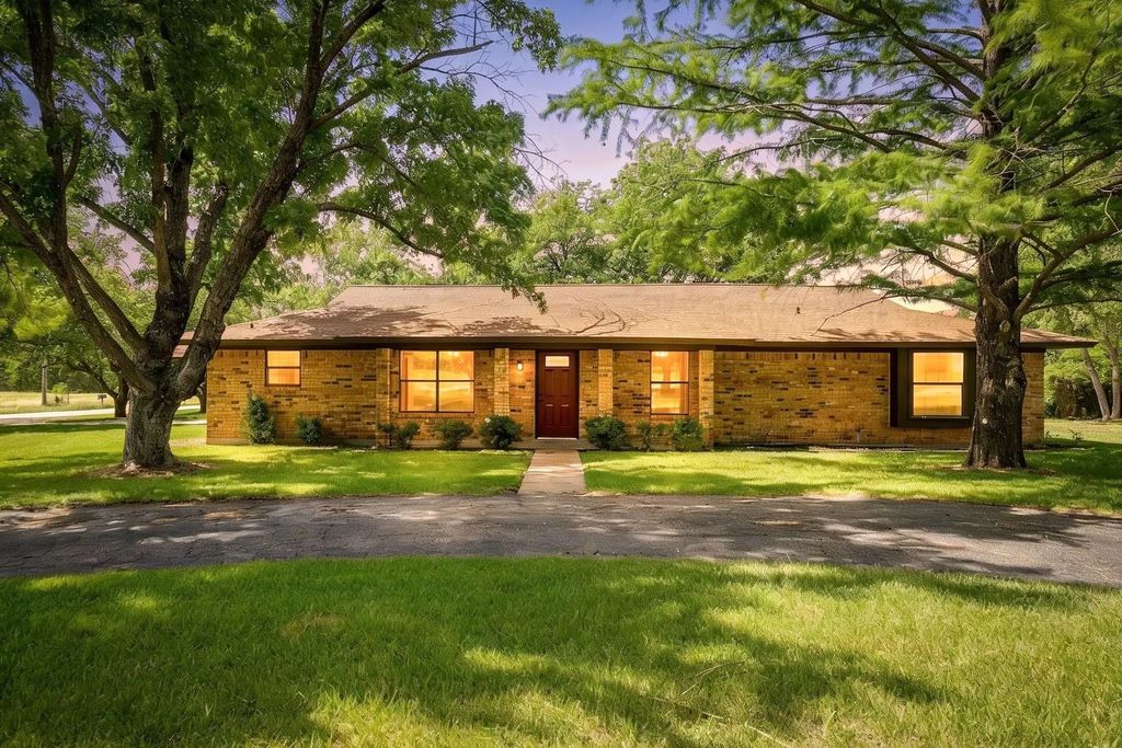 1009 Abbie Lane, Glen Rose