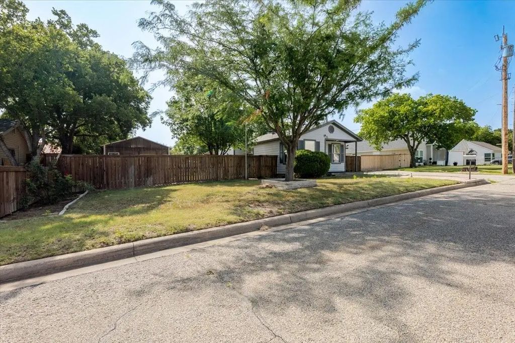 308 Hallvale Drive, White Settlement