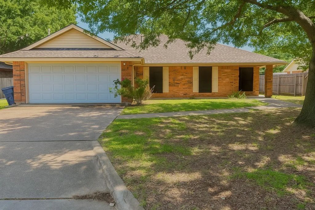 202 Modene Avenue, Waxahachie