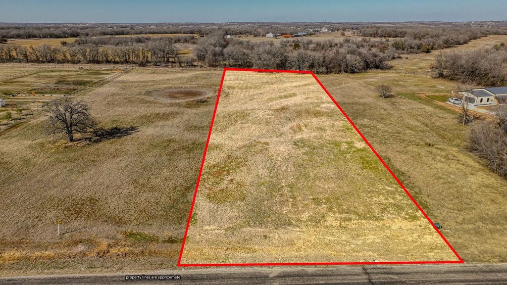 1136 Paradise Parkway, Poolville