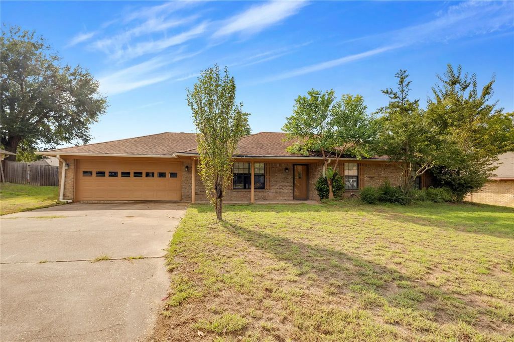 1609 Robin Street, Mineola