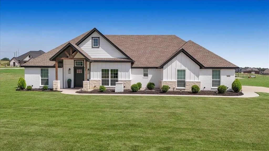 1005 Paradise Parkway, Poolville