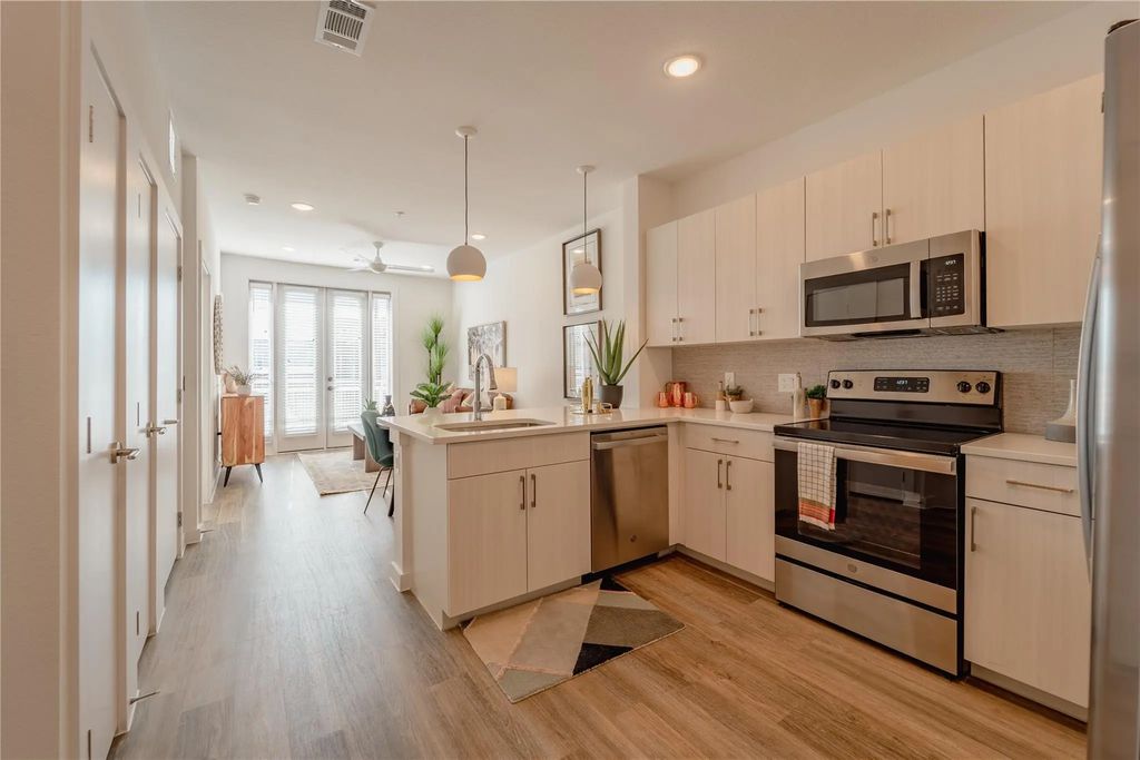105 S Bishop Avenue 105-2214, Dallas