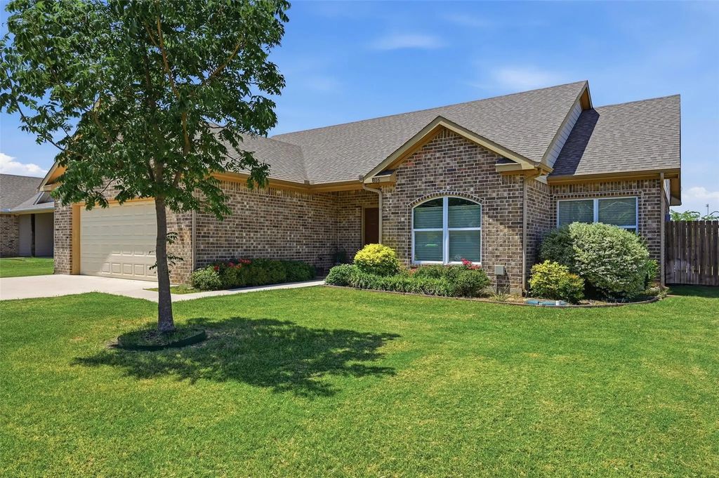 816 E Northside Drive, Pilot Point