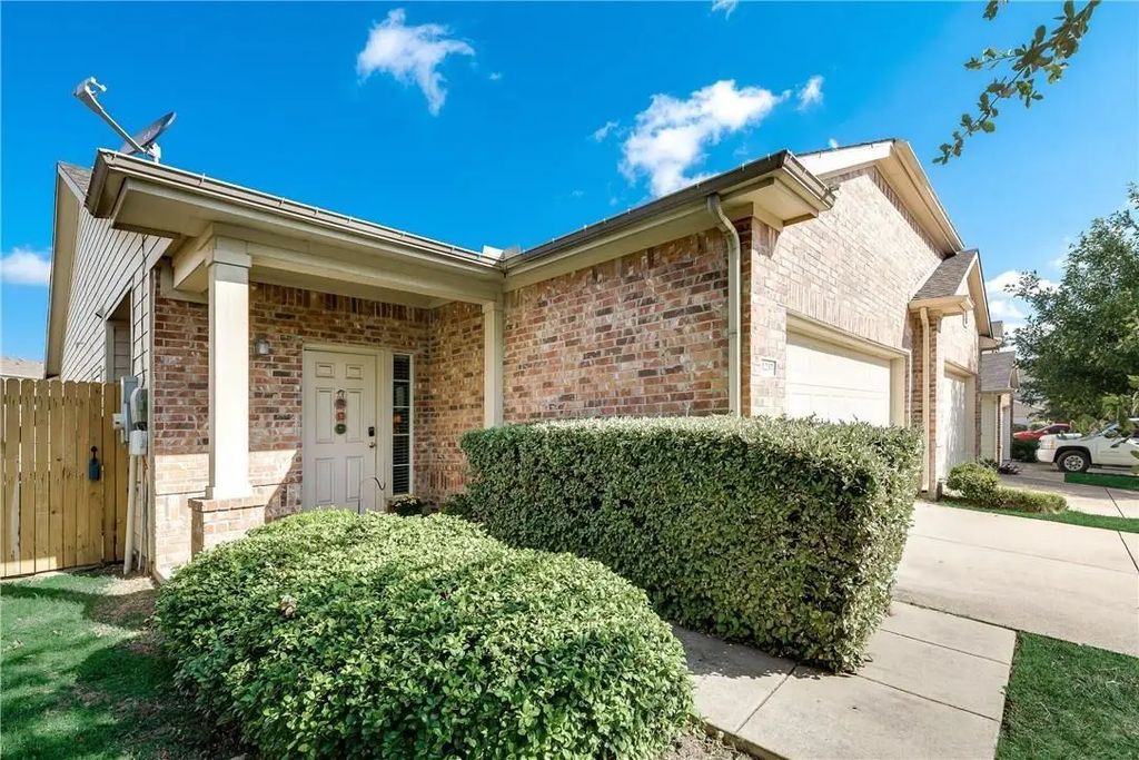1237 Grand Central Parkway, Fort Worth