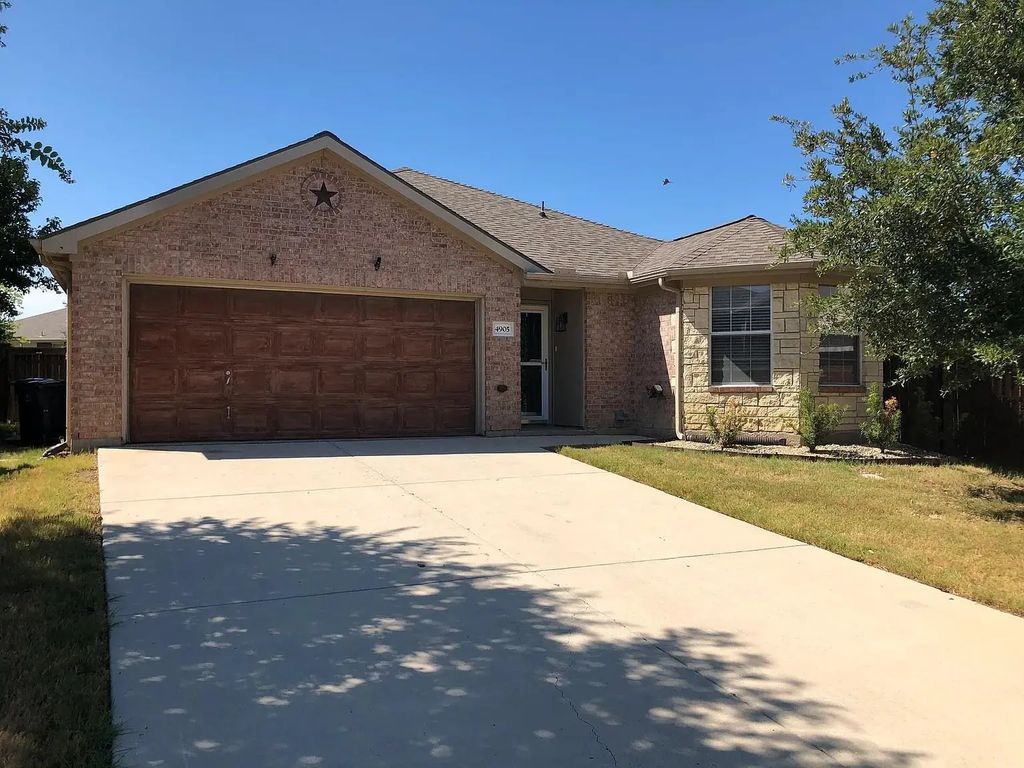4905 Spur Ridge Court, Fort Worth