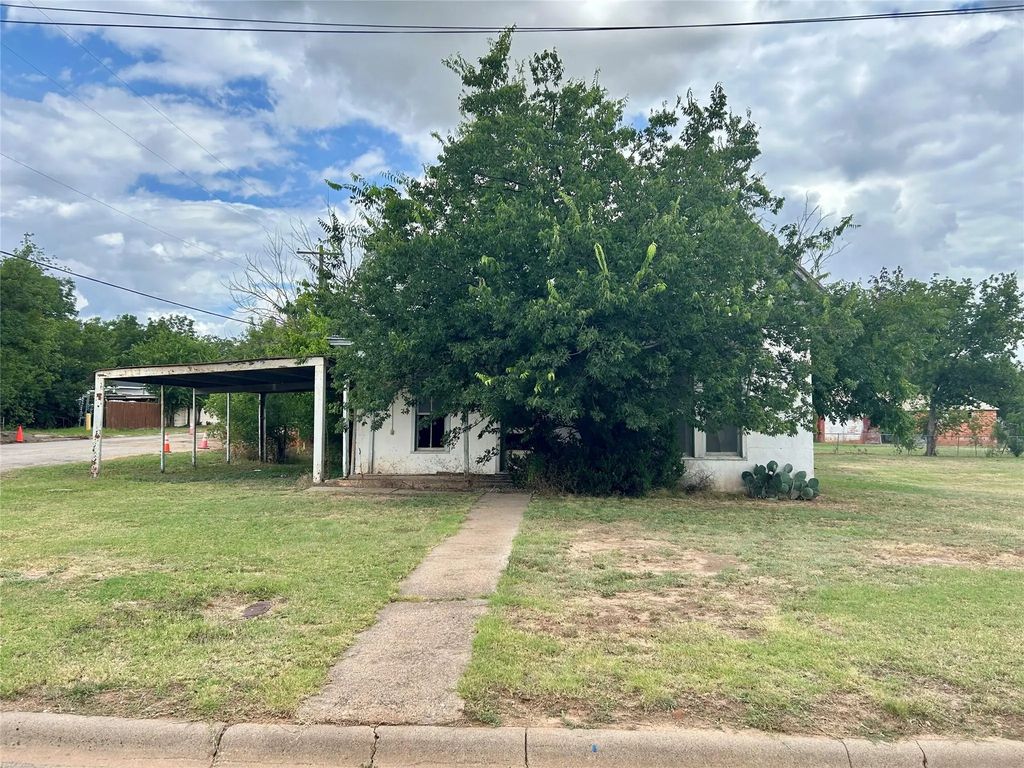 916 W Mesquite Street, Coleman