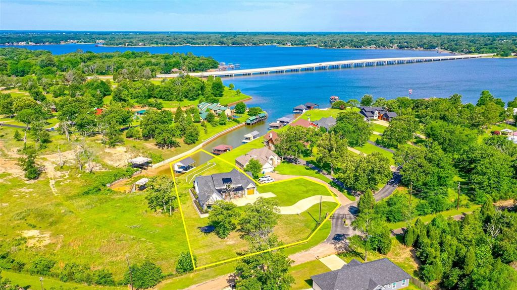 5523 Lakeshore Court, Log Cabin