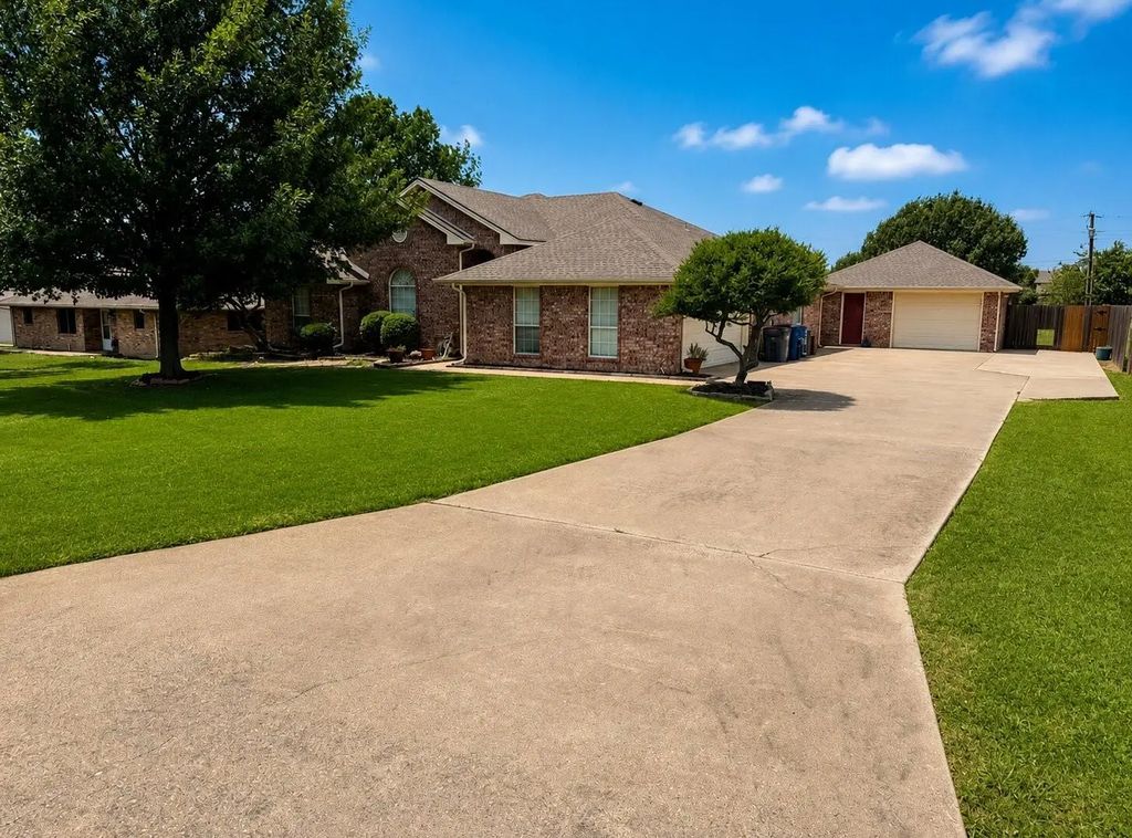421 Bluebonnet Lane, Red Oak