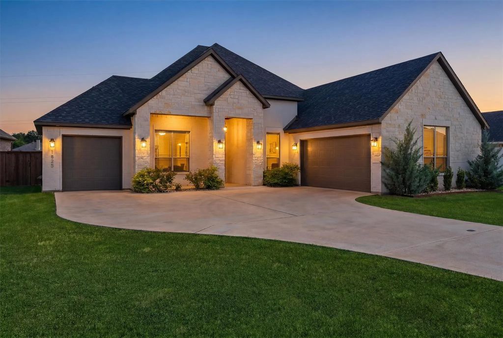 1525 Blue Lake Drive, Burleson