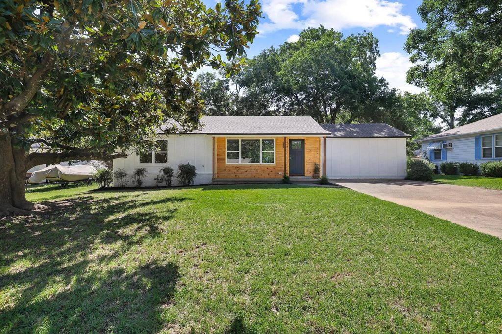 709 Lipscomb Street, Bonham