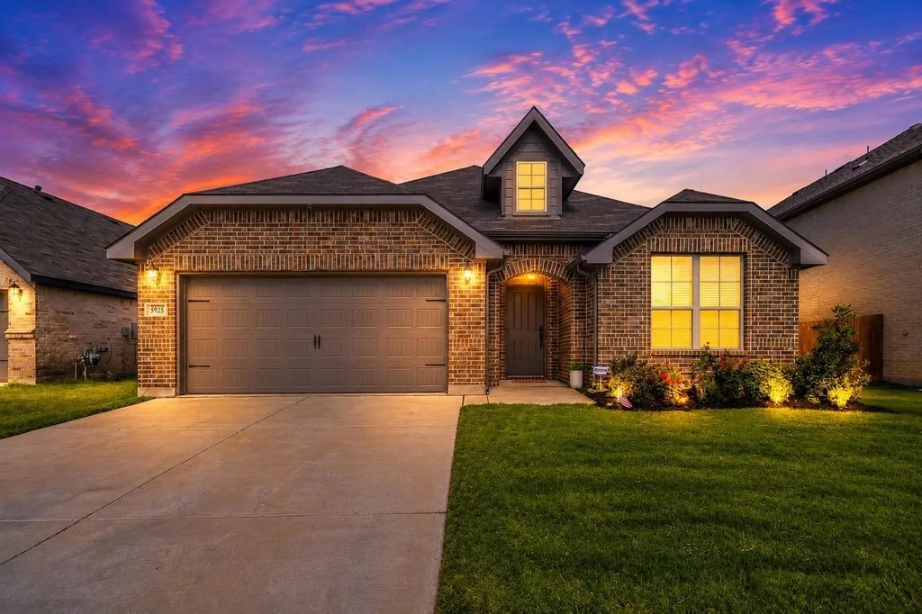 5925 Lovills Creek Street, Fort Worth