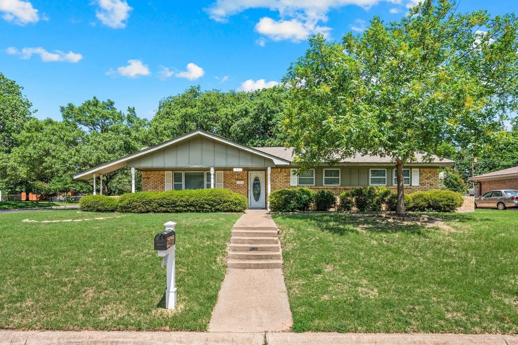 1332 Brookside Drive, Hurst