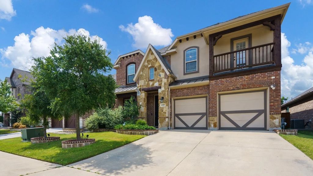 4328 Oak Chase Drive, Fort Worth