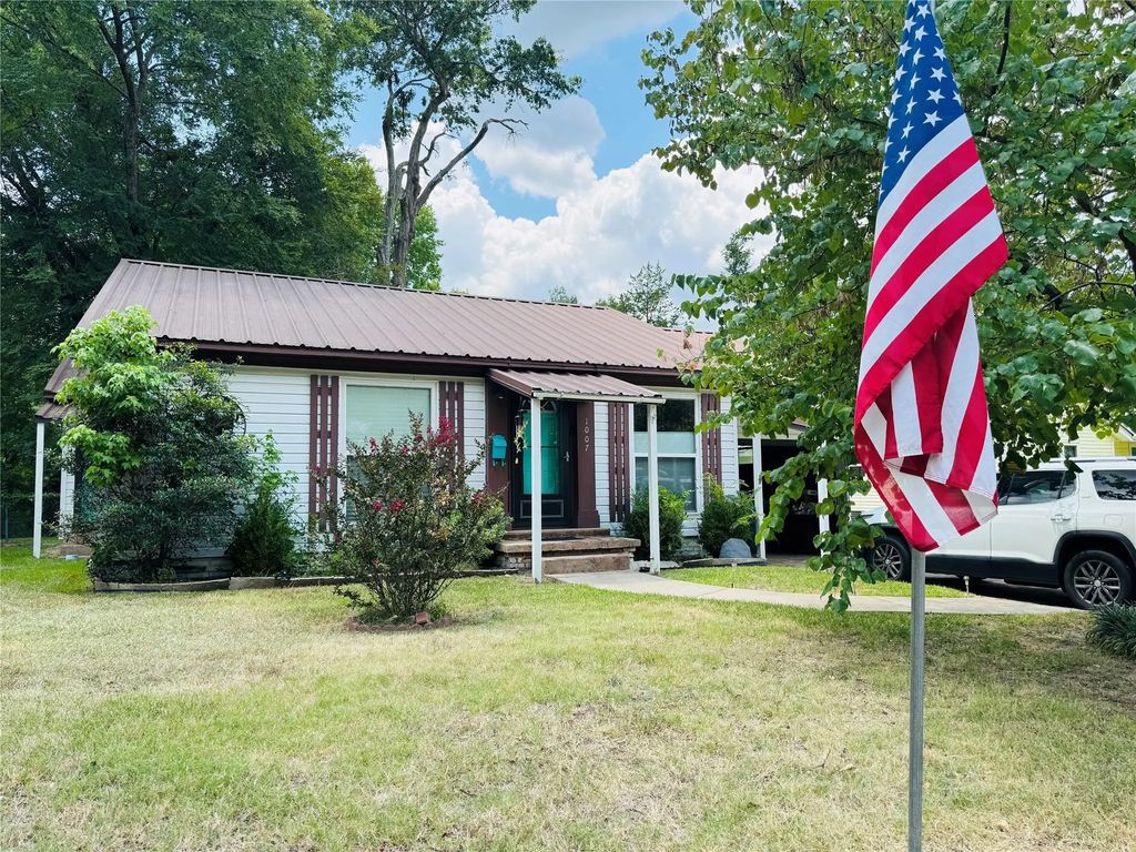 1007 N Johnson Street, Mineola