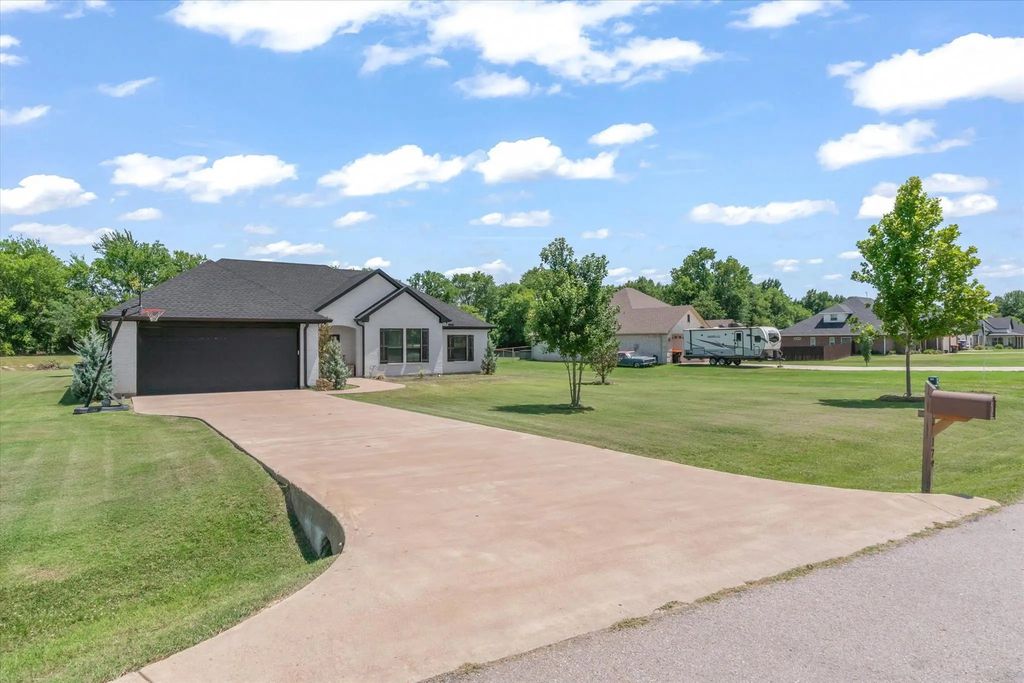 179 Private Road 8641, Canton