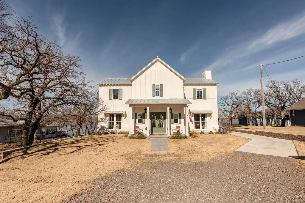 1061 Tradewinds Road, Nocona