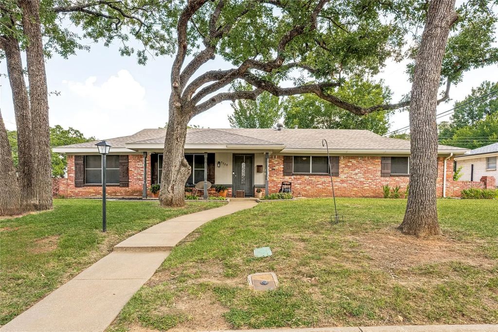 5024 Fall River Drive, Fort Worth