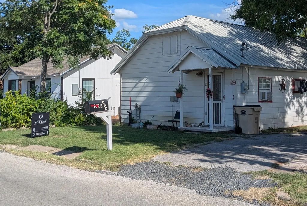 102 E Oak Avenue, Comanche