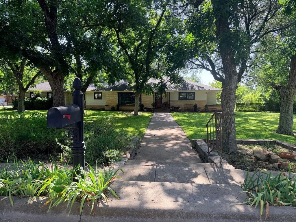 804 N Elm Street, Comanche