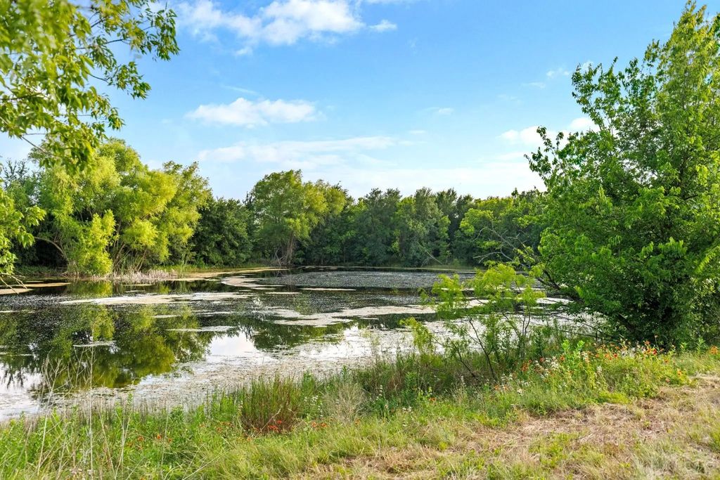 3005 Us Highway 77, Lott