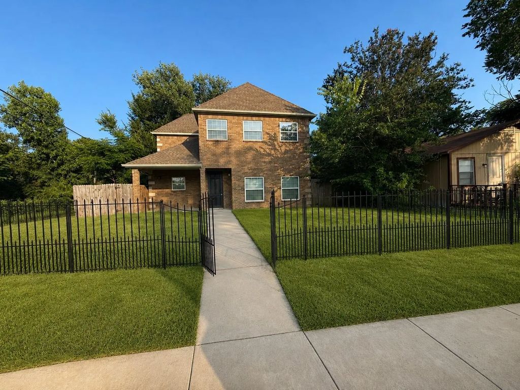 301 Mineral Wells Street, Terrell