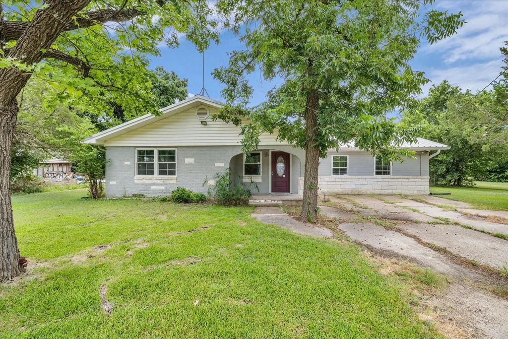 610 E Limestone Avenue, Mart