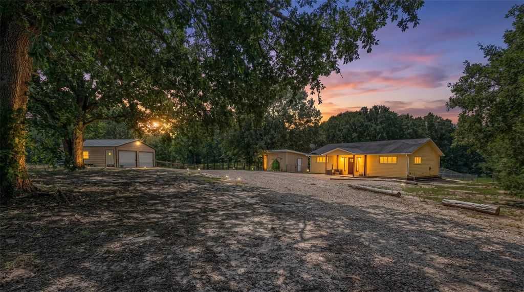 111 Private Road 6980, Alba