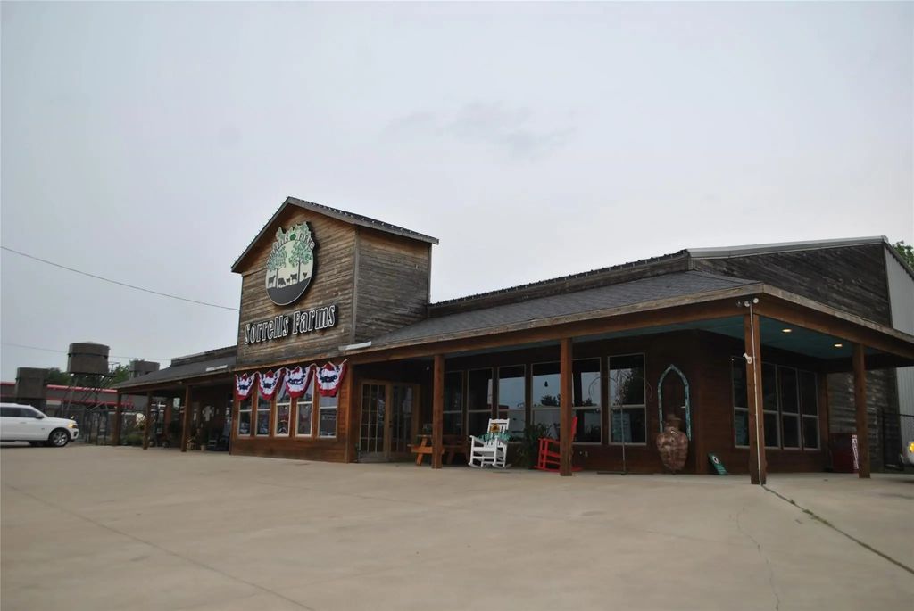 409, 407, 405 E Central Avenue, Comanche