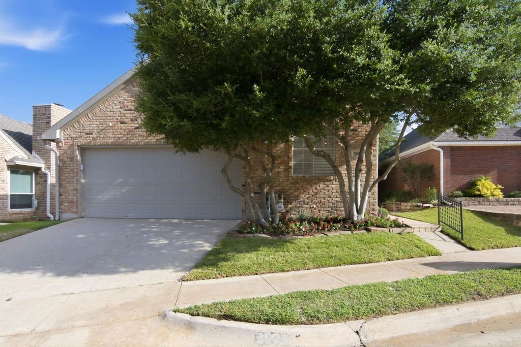 2929 Everest Drive, Bedford