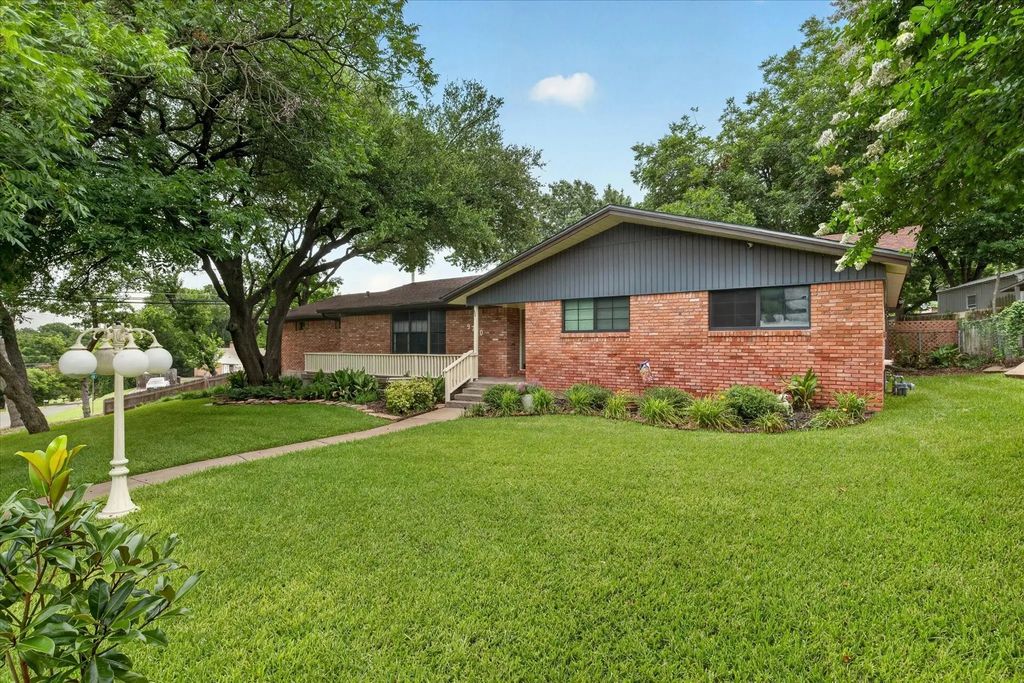 9700 Brookwood Circle, Woodway