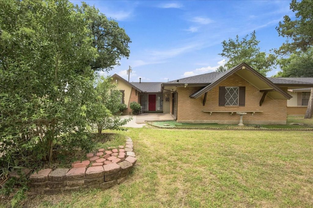 2210 Fairfax Drive, Irving