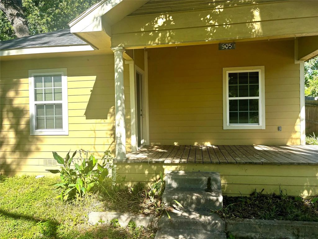 905 Isbell Road, Fort Worth