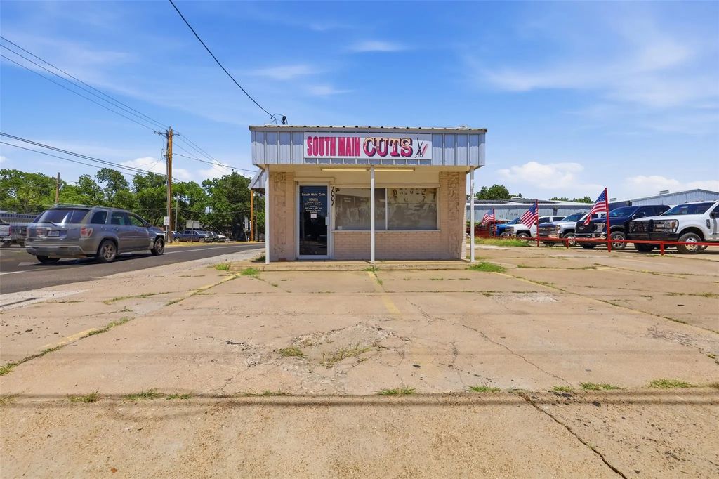 1001 S Main Street, Cleburne