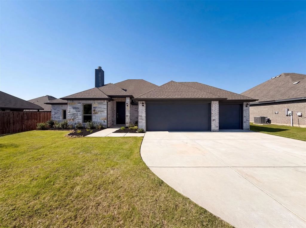 1530 Woodmere Drive, Krum