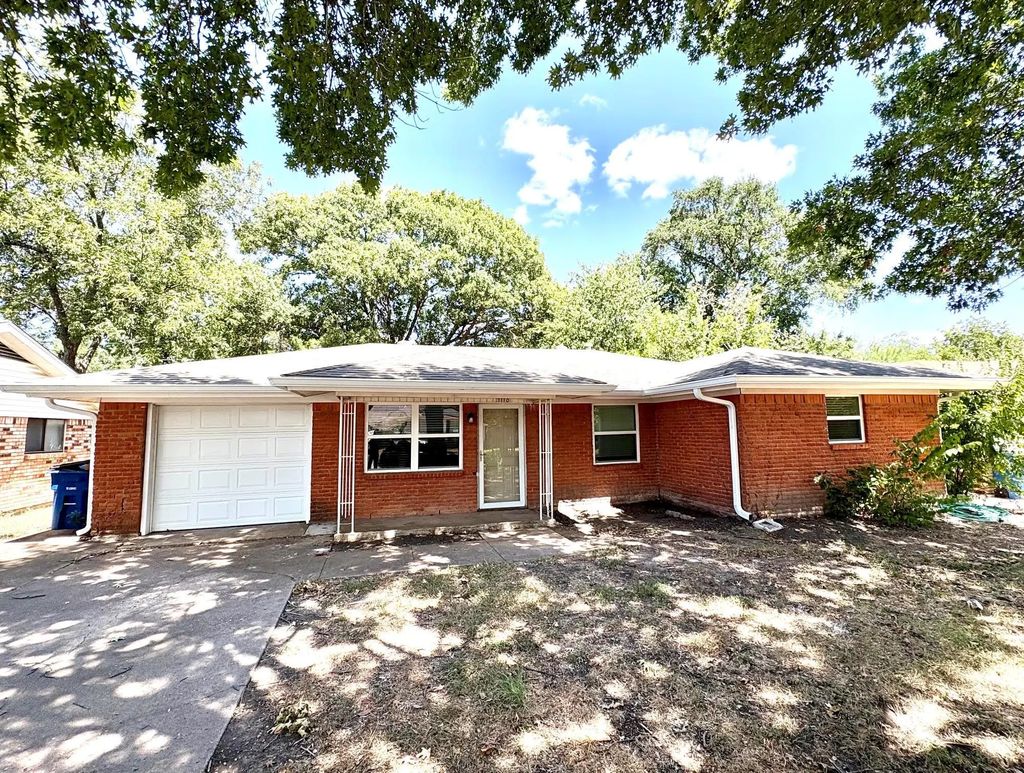 1110 Edgewood, Ennis